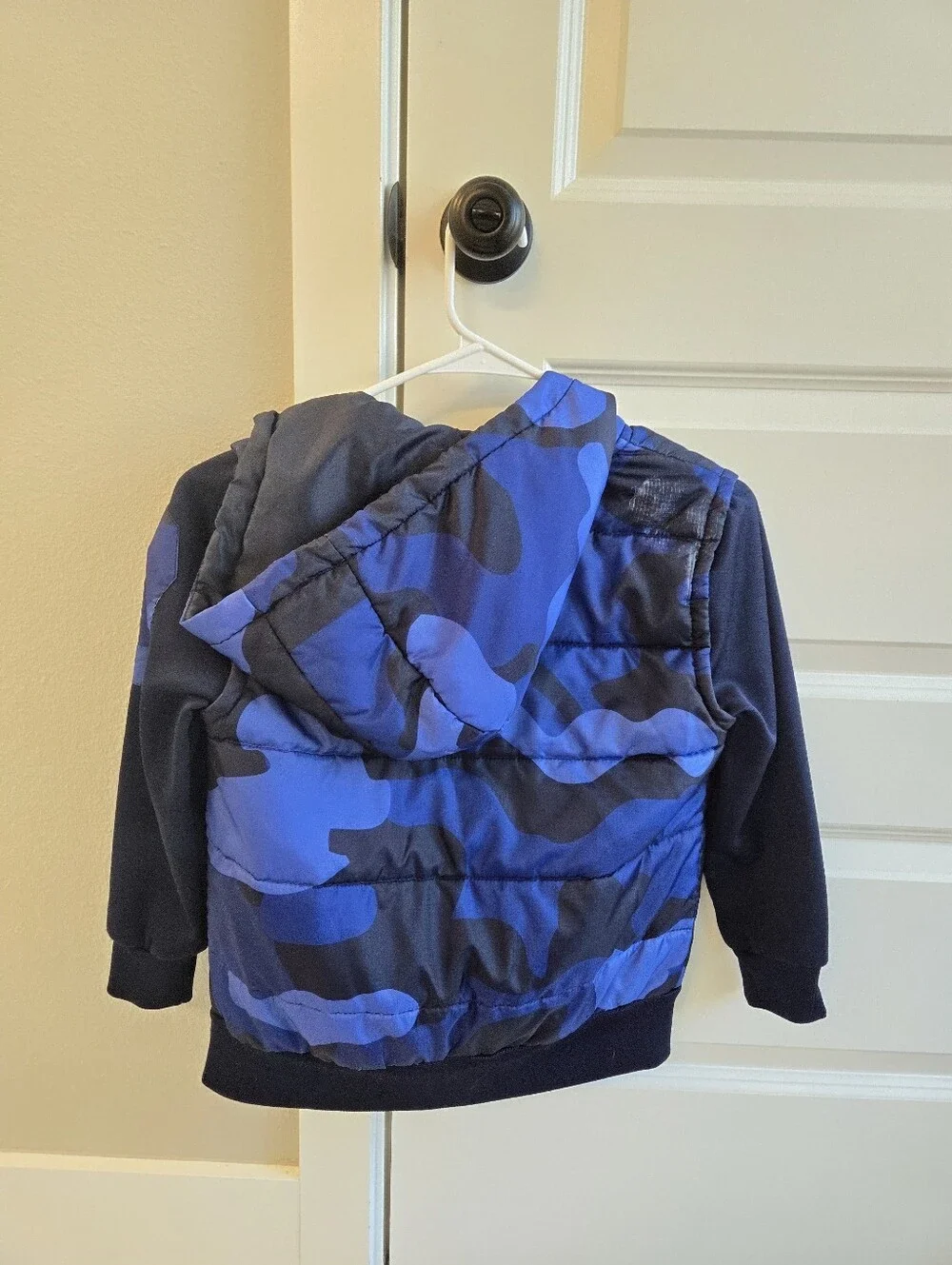 Reebok Blue Camo Hooded Puffer Jacket with Red Zip Accents Size S 6/7